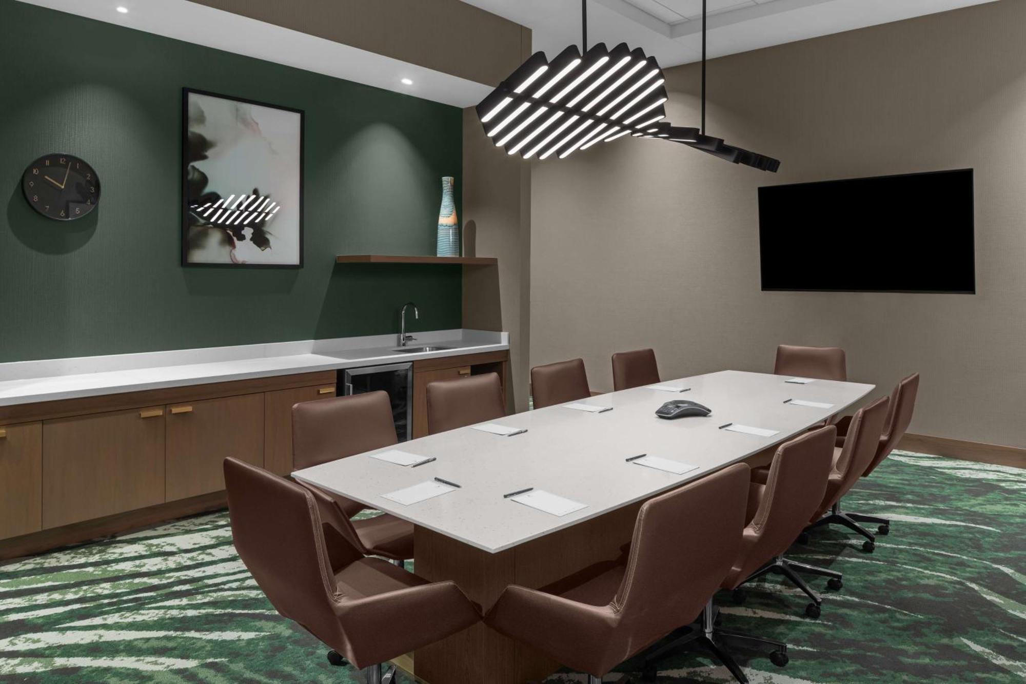 Hotel Embassy By Hilton Downtown 4*